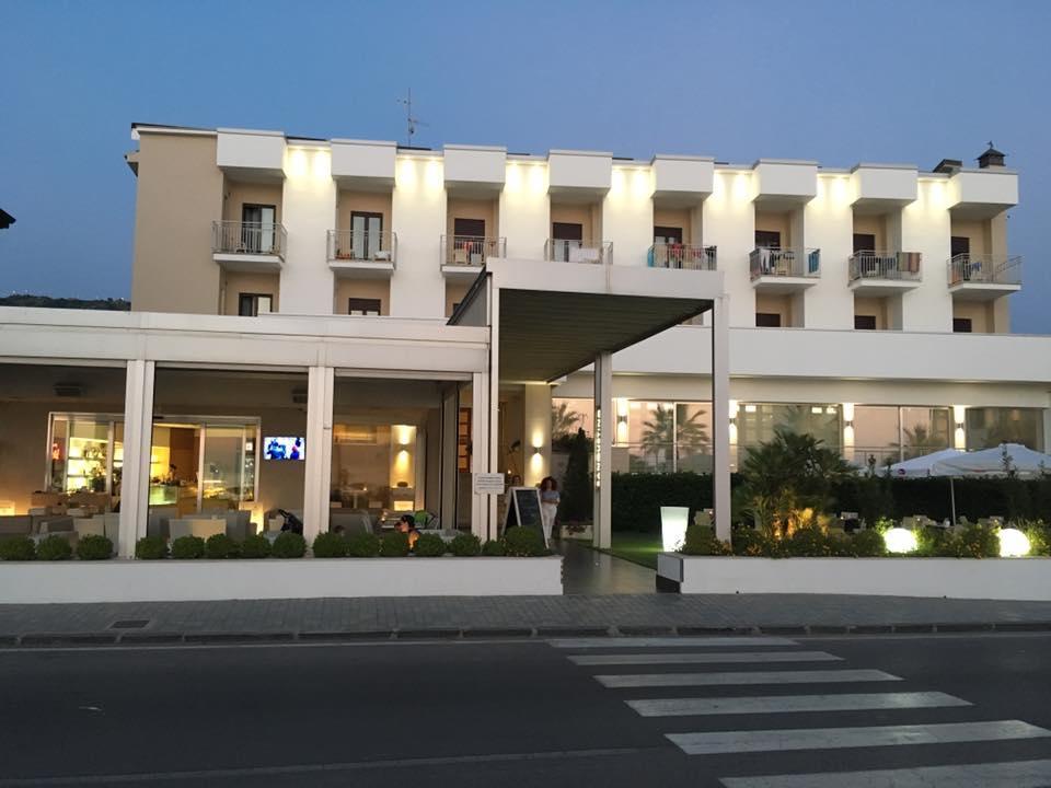 Hotel Serenella Агрополи Экстерьер фото