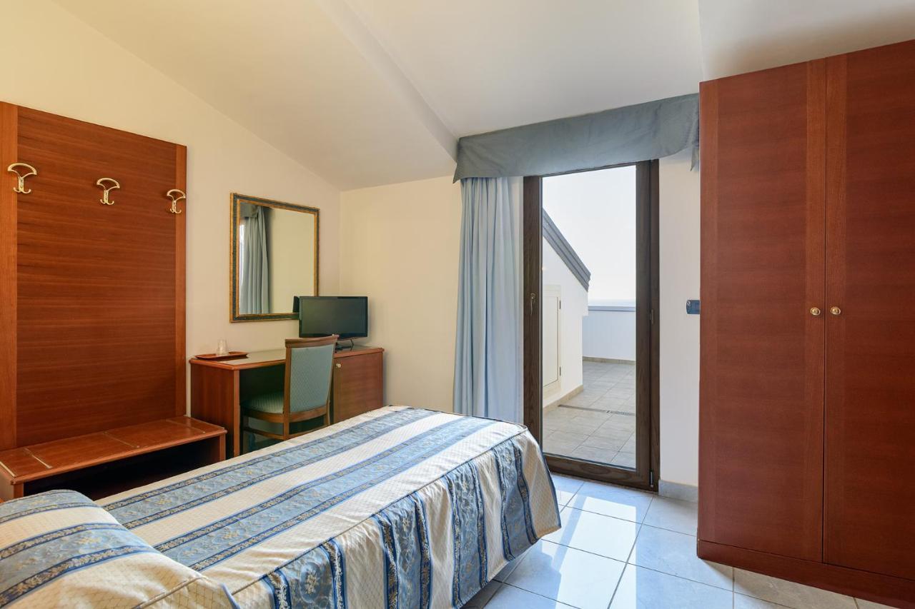 Hotel Serenella Агрополи Экстерьер фото